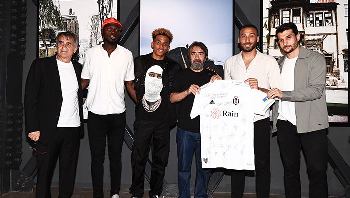 Teknik Direktörümüz Şenol Güneş ile Futbolcularımızdan Beşiktaşlı Yönetmen Zeki Demirkubuz’un Fotoğraf Sergisine Ziyaret