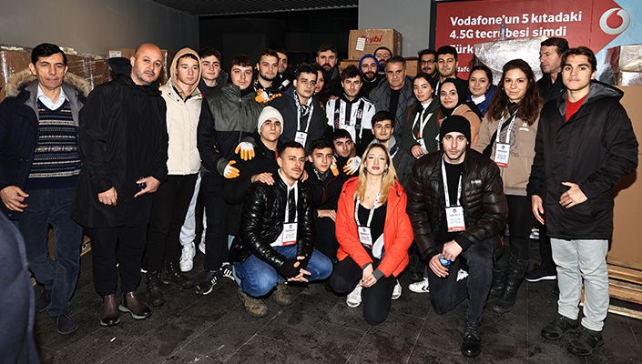 Teknik Direktörümüz Şenol Güneş, Vodafone Park Deprem Yardım Merkezi’ndeki Gönüllülerimizle Bir Araya Geldi