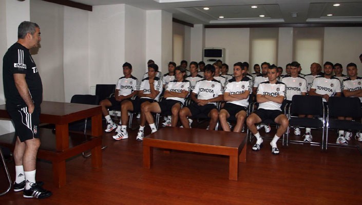  Samet Aybaba Futbolcularımızla Tanıştı