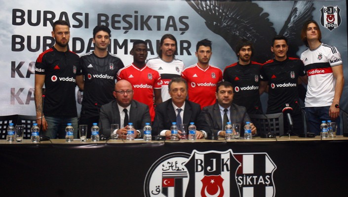 Futbol Takımımızda Toplu İmza Töreni Düzenlendi