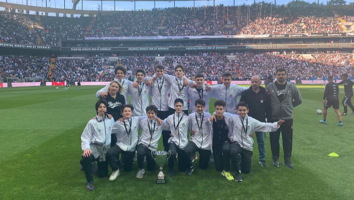 Türkiye Şampiyonu U-14 Erkek Basketbol Takımımız Vodafone Park’ta Taraftarlarımızı Selamladı