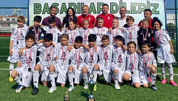 Beşiktaş Artaş U-10 Takımımız, 7. Cumhuriyet Kupası’nda Namağlup Şampiyon Oldu