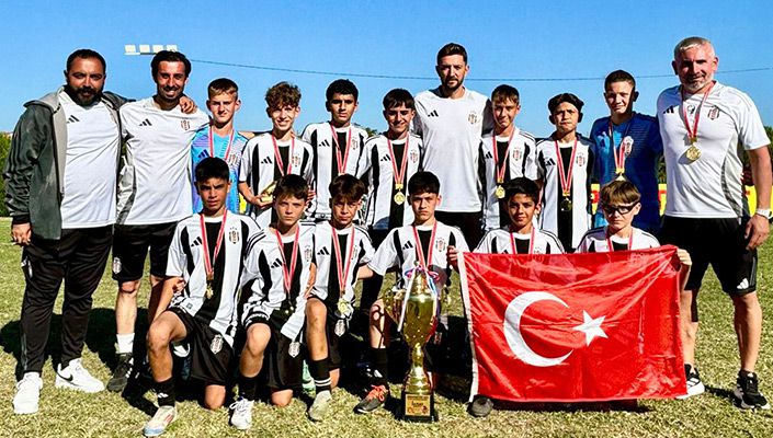 U-13 Futbol Akademi Takımımız, Eurosport Cup 2024’te Namağlup Şampiyon Oldu