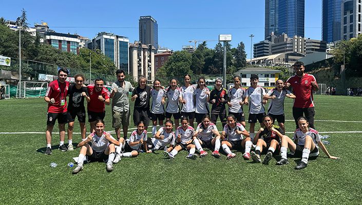 U-13 Kız Futbol Takımımız Ligde Namağlup Yarı Finale Yükseldi