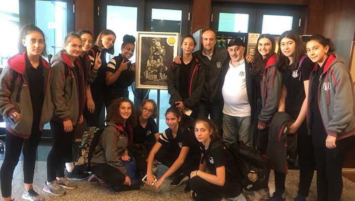 U-14 Kız Basketbol Takımımız Bizim Aile Müzikali’ni İzledi