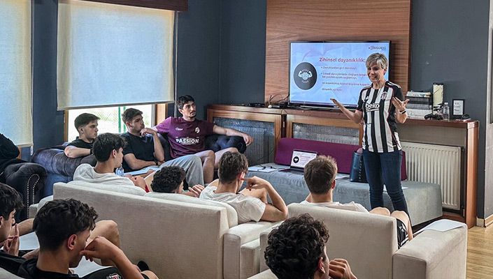 U-19 Akademi Takımımız ‘Siyahtan Beyaza: Kırılma Anlarında Geri Dönüş’ Zihinsel Dayanıklılık Atölyesi’ne Katıldı