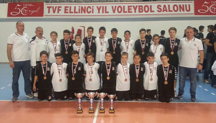 Erkek Voleybol Altyapı Takımlarımız, Kupa ve Madalyalarını Aldı