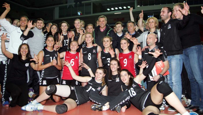 Başkanımız Voleybolcularımızı Kutladı