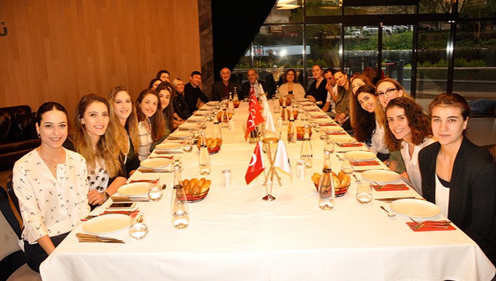 Kadın Voleybol Takımımız Sezon Kapanış Yemeğinde Buluştu
