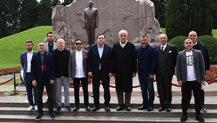 Yönetim Kurulu Üyelerimiz, Bakü'de Haydar Aliyev'in Anıt Mezarını ve Şehitler Hıyabanı'nı Ziyaret Ettiler