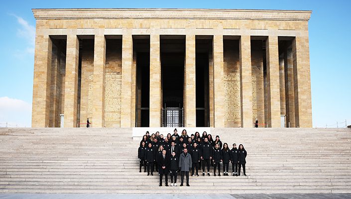 Yönetim Kurulu Üyelerimiz Kemal Erdoğan ve Enis Ulusoy İle Beşiktaş Vodafone Takımımızdan Anıtkabir Ziyareti