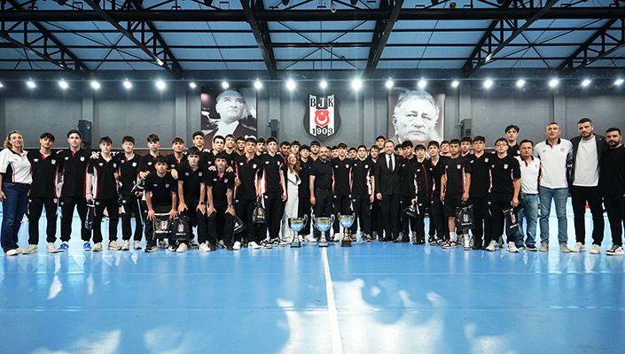 Yönetim Kurulu Üyelerimiz, Şampiyon Genç Erkekler, Yıldız Erkekler ve Küçük Erkekler Hentbol Takımlarımızı Tebrik Etti