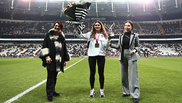 Yönetim Kurulu Üyelerimizden Avrupa Şampiyonu Milli Güreşçimiz Nesrin Baş’a Plaket