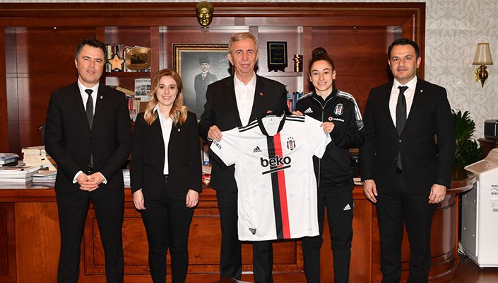 Yönetim Kurulu Üyemiz Kemal Erdoğan İle Beşiktaş Vodafone Takımımızdan Ankara Büyükşehir Belediye Başkanı Mansur Yavaş’a Ziyaret