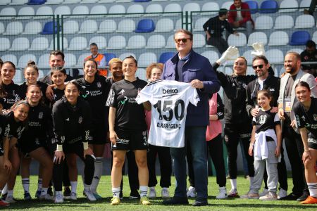 Beşiktaş Chairman Hasan Arat marks Didem Karagenç's 150th match for Beşiktaş  