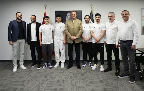 Beşiktaş Chairman Hasan Arat gets together with Beşiktaş Esports PUBG Mobile team 