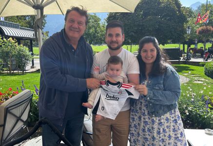 Beşiktaş Chairman Hasan Arat with young Beşiktaş supporters 