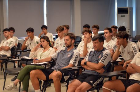Beşiktaş Artaş U-17 Takımımızın Sporcuları ve Antrenörleri, “Beşiktaş Tarihi” Semineri Aldılar