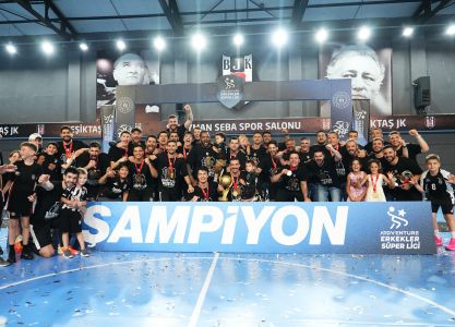 Champions Beşiktaş lifting Turkish Super League Cup 