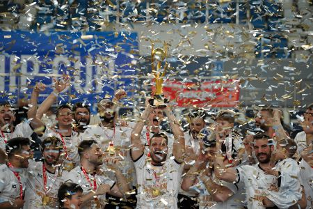 Beşiktaş Safi Çimento Hentbol Takımımız Kupasına Kavuştu