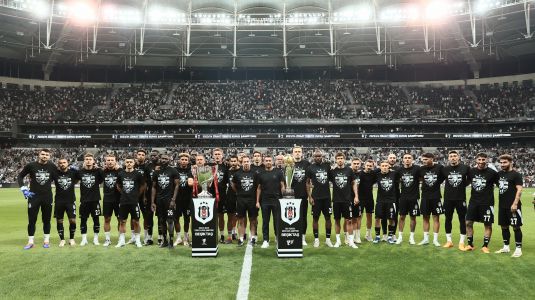 Double cup holders Beşiktaş greet supporters at Tupraş Stadium 