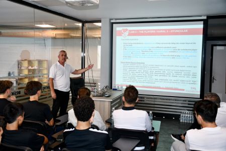 Futbol Akademi Takımlarımız ile Kadın Futbol Takımımızın Teknik Ekipleri ve Sporcuları, ‘TFF Hakem ve Değişen Oyun Kuralları’ Eğitimine Katıldı