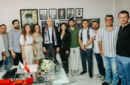 Beşiktaş Vice-Chairman Hüseyin Yücel and Spokesperson Feyyaz Uçar with Beşiktaş fans from Izmir  