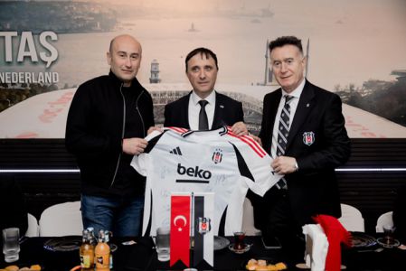 Beşiktaş Vice-Chairman Hüseyin Yücel meets Beşiktaş fans from Holland 