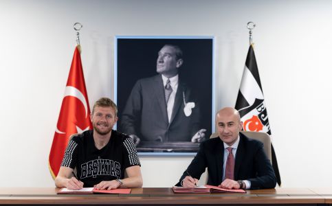 Beşiktaş Deputy Chairman Hüseyin Yücel with new Black Eagle Joe Worrall 