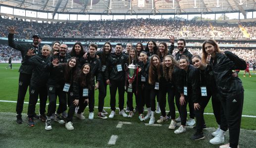 Şampiyon Beşiktaş Ceylan Kadın Voleybol Takımımız Taraftarlarımızı Selamladı
