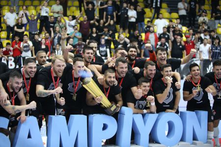 Şampiyon Beşiktaş Safi Çimento Takımımız Kupasına Kavuştu