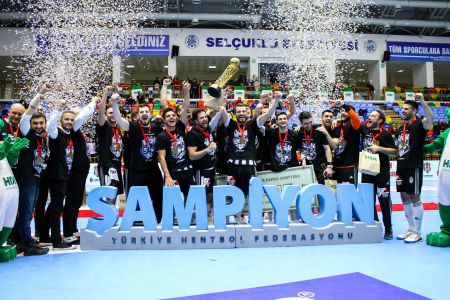 Şampiyon Beşiktaş Yurtbay Seramik Takımımız Kupasına Kavuştu