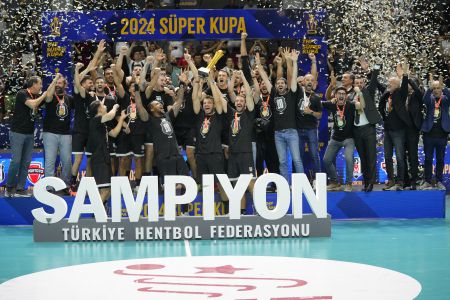 Beşiktaş received Super Cup trophy 