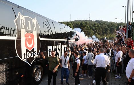 Beşiktaş fans send off Black Eagles to Kayseri 