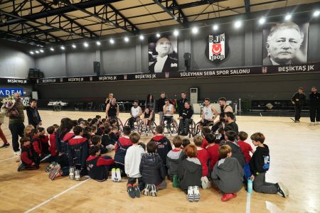 Tekerlekli Sandalye Basketbol Takımımız, Minik Öğrencilerle Buluştu