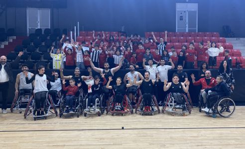 Beşiktaş Wheelchair Basketball players with  students 