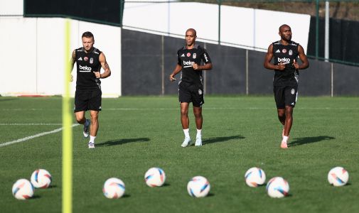 Beşiktaş' new signing Joao Mario steps on pitch 